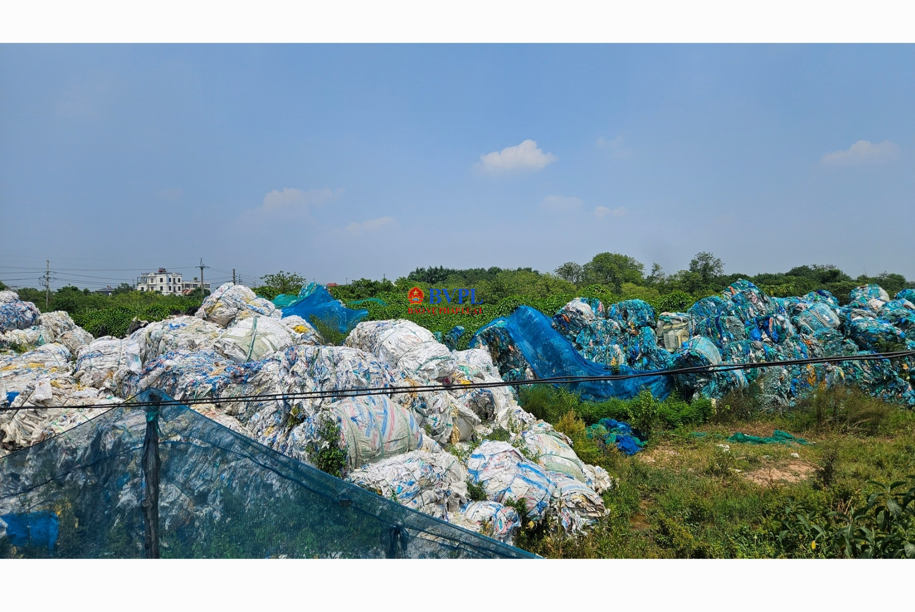 Ngang nhiên “biến hóa” đất nông nghiệp thành bãi tập kết chất thải