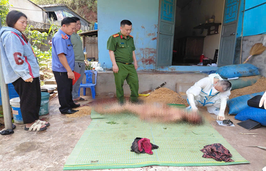 Kiểm sát khám nghiệm hiện trường vụ người phụ nữ tử vong ven đường