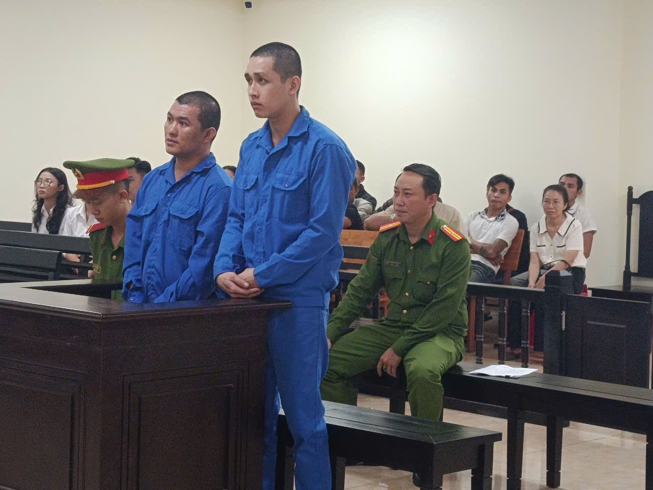 Vô cớ đánh người, hai bị cáo lĩnh 14 năm tù