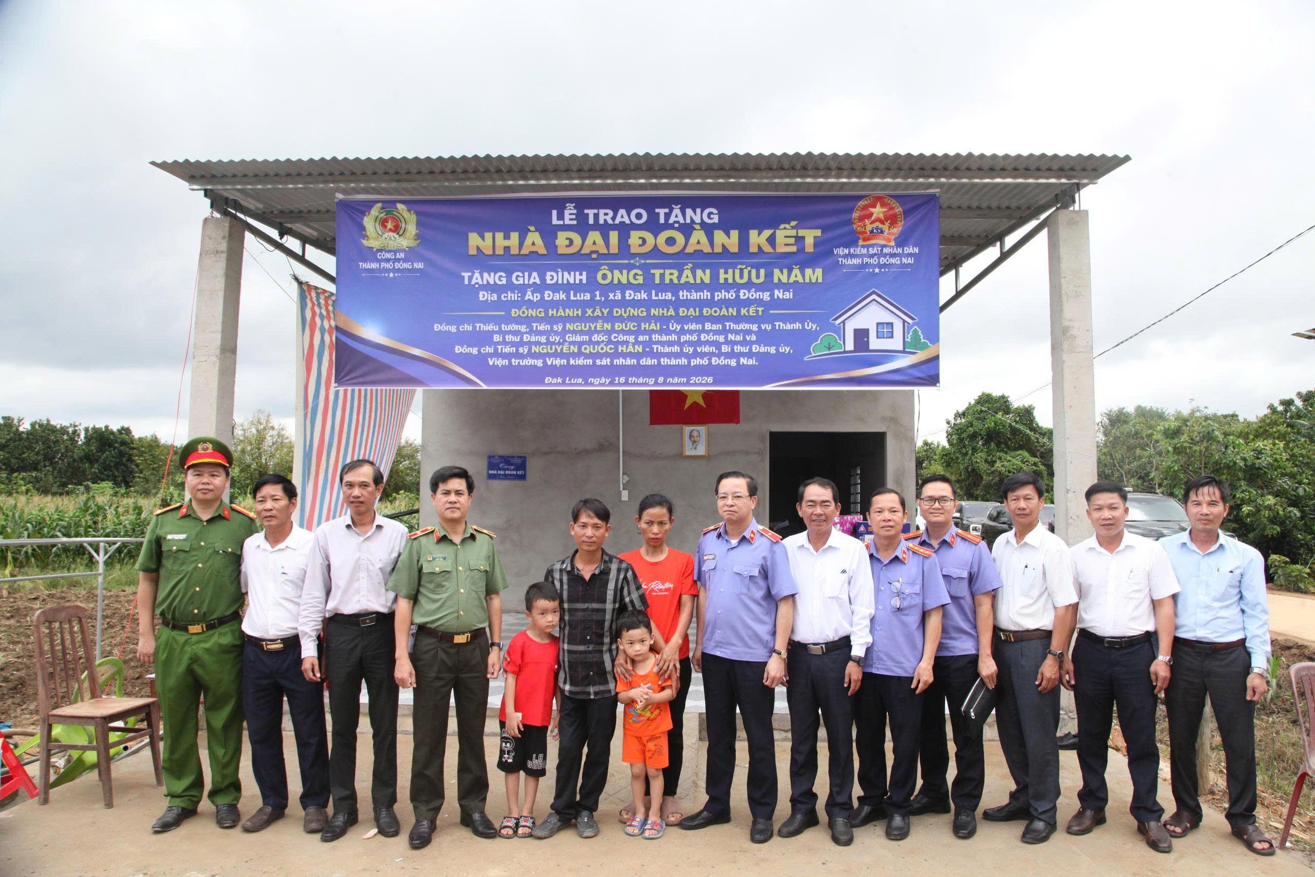 VKSND thành phố Đồng Nai trao Nhà Đại đoàn kết, tặng xe đạp cho học sinh khó khăn