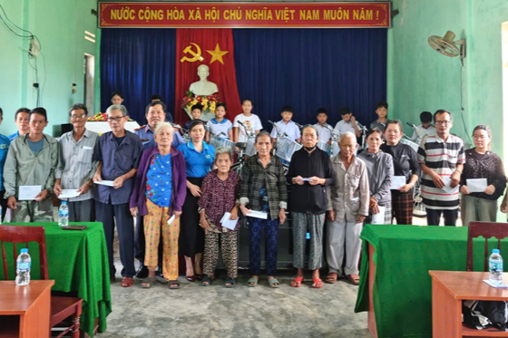 VKSND tỉnh Quảng Ngãi thăm, tặng quà gia đình khó khăn và học sinh hiếu học tại Tư Nghĩa
