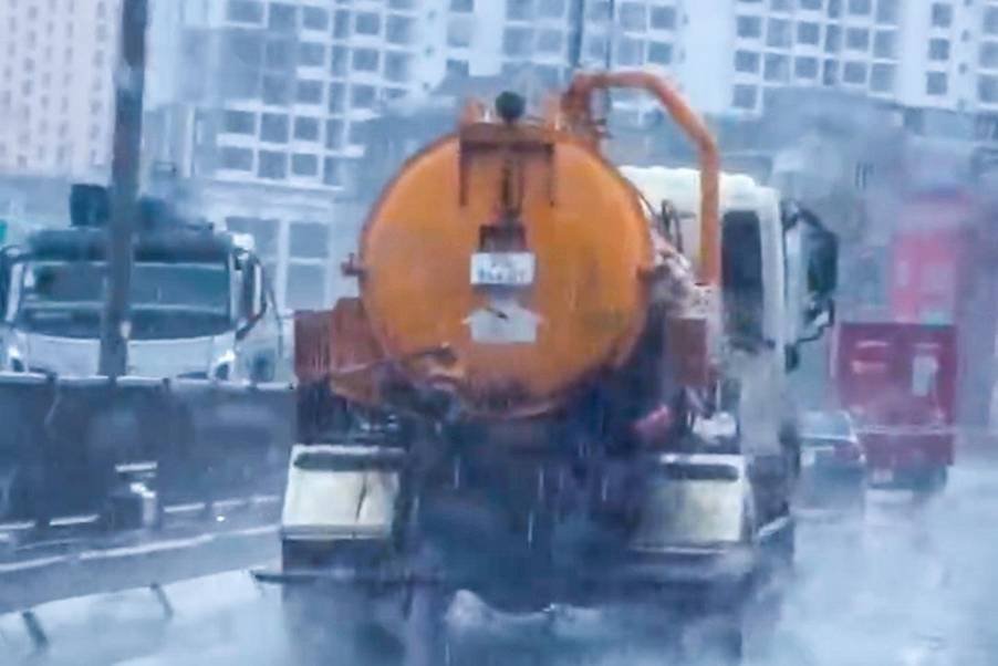 Để nước thải chảy xuống đường Vành đai 3 trên cao, tài xế bị xử phạt
