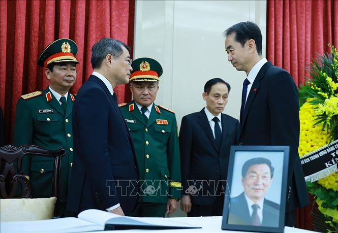 Thủ tướng Lê Minh Hưng viếng nguyên Thủ tướng Quốc vụ viện Trung Quốc Chu Dung Cơ