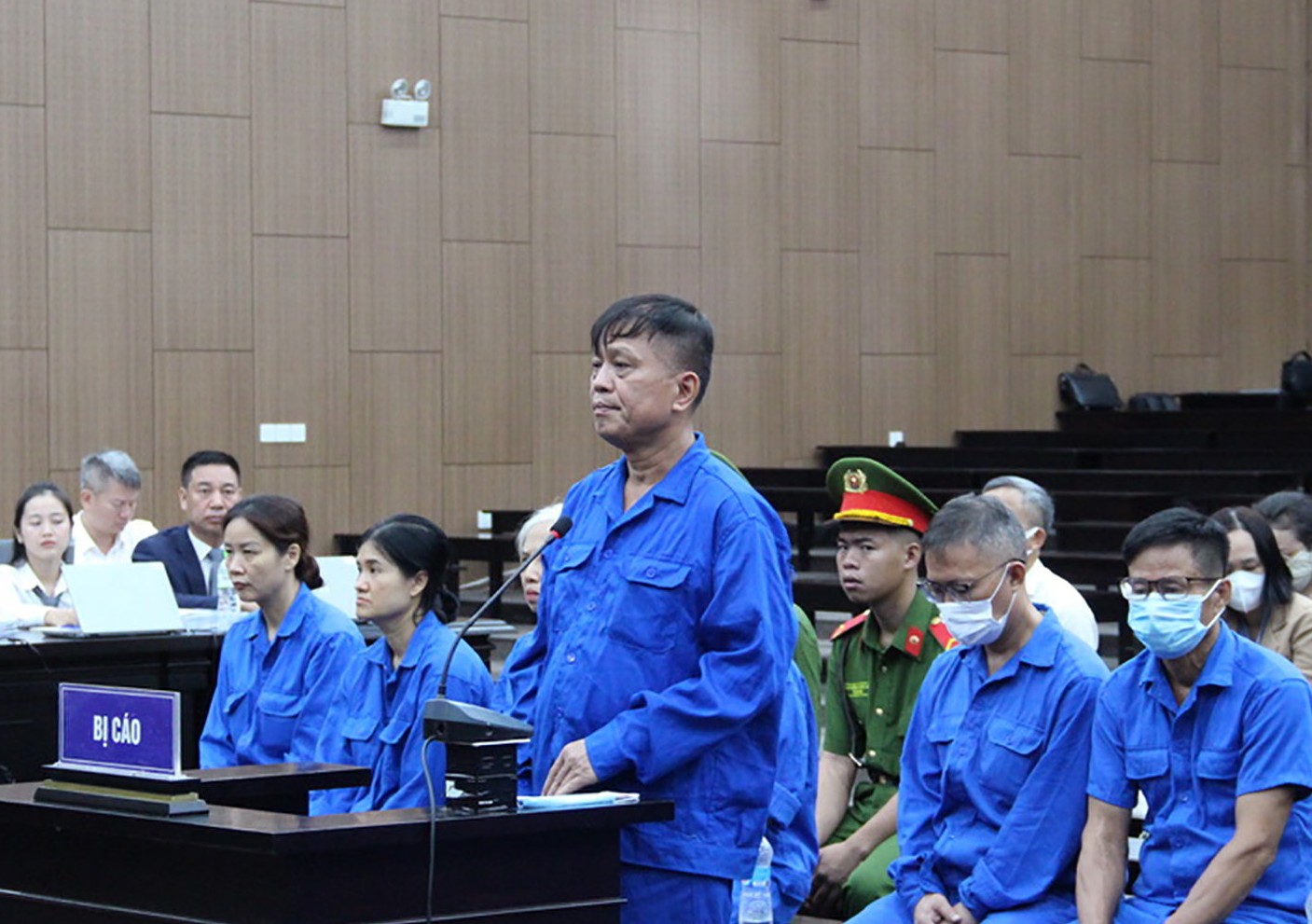 Cựu Thứ trưởng Nguyễn Bá Hoan khai việc nhận 10 tỉ đồng vào các dịp Lễ, Tết chỉ là quà