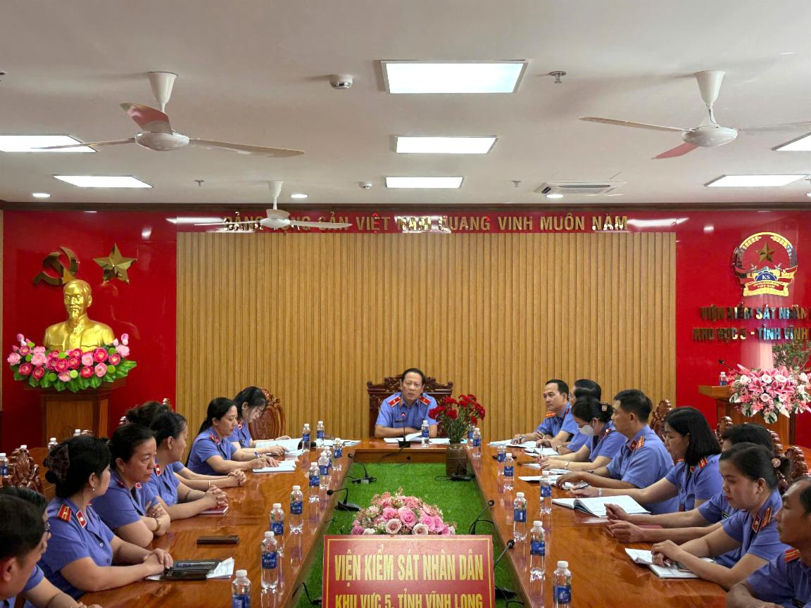 Viện trưởng VKSND tỉnh Vĩnh Long thăm, làm việc tại VKSND khu vực 5