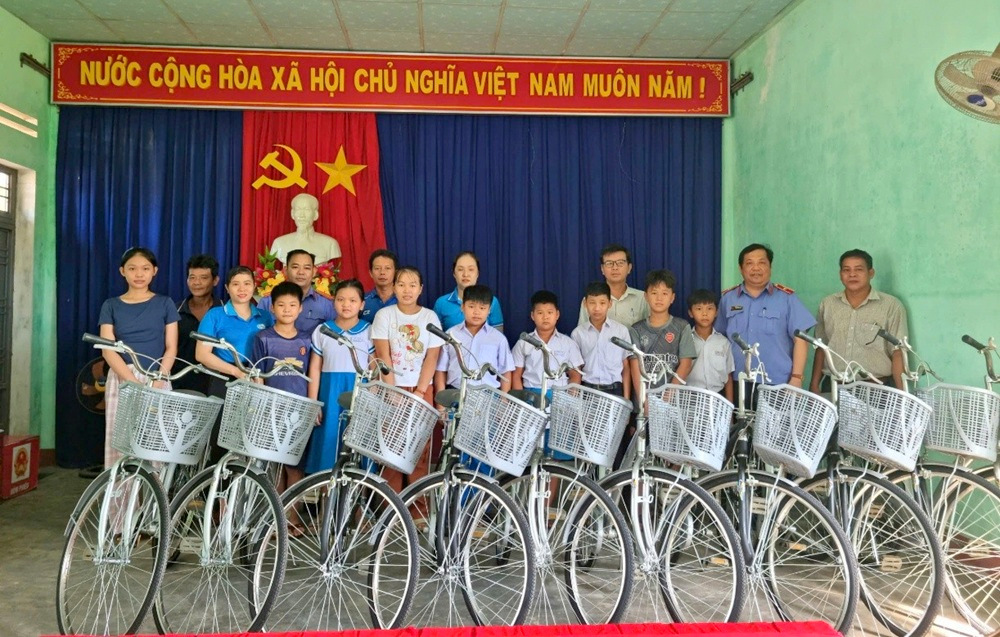 VKSND tỉnh Quảng Ngãi sẻ chia với những hoàn cảnh khó khăn
