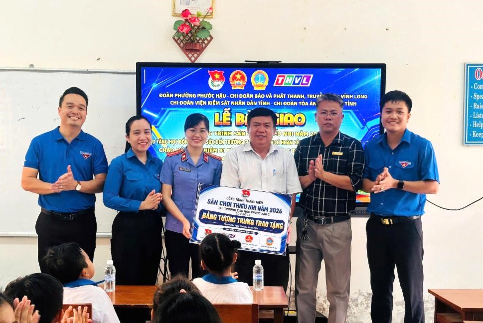 VKSND tỉnh Vĩnh Long phối hợp bàn giao công trình “Sân chơi thiếu nhi”
