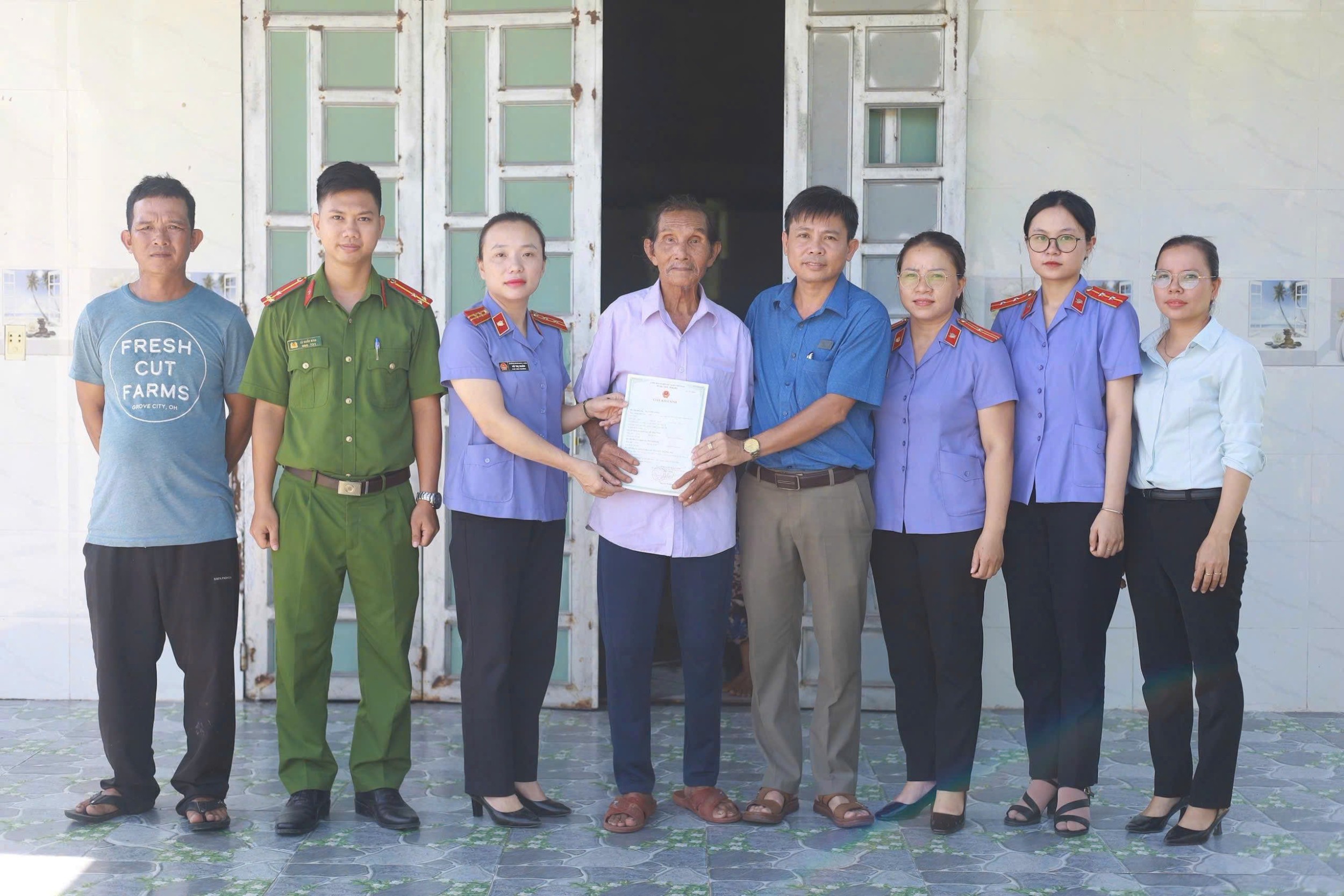 Một công dân lần đầu có giấy khai sinh sau 79 năm chờ đợi