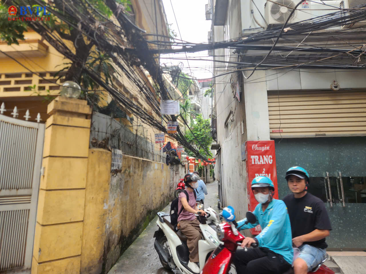 Nhiều ngõ nhỏ Hà Nội còn ngổn ngang dây điện, cáp viễn thông