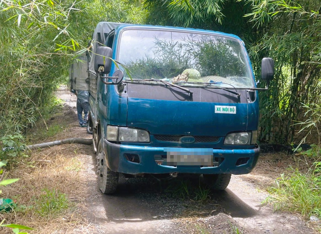 Phát hiện 2 xe tải đổ trái phép chất thải ra môi trường