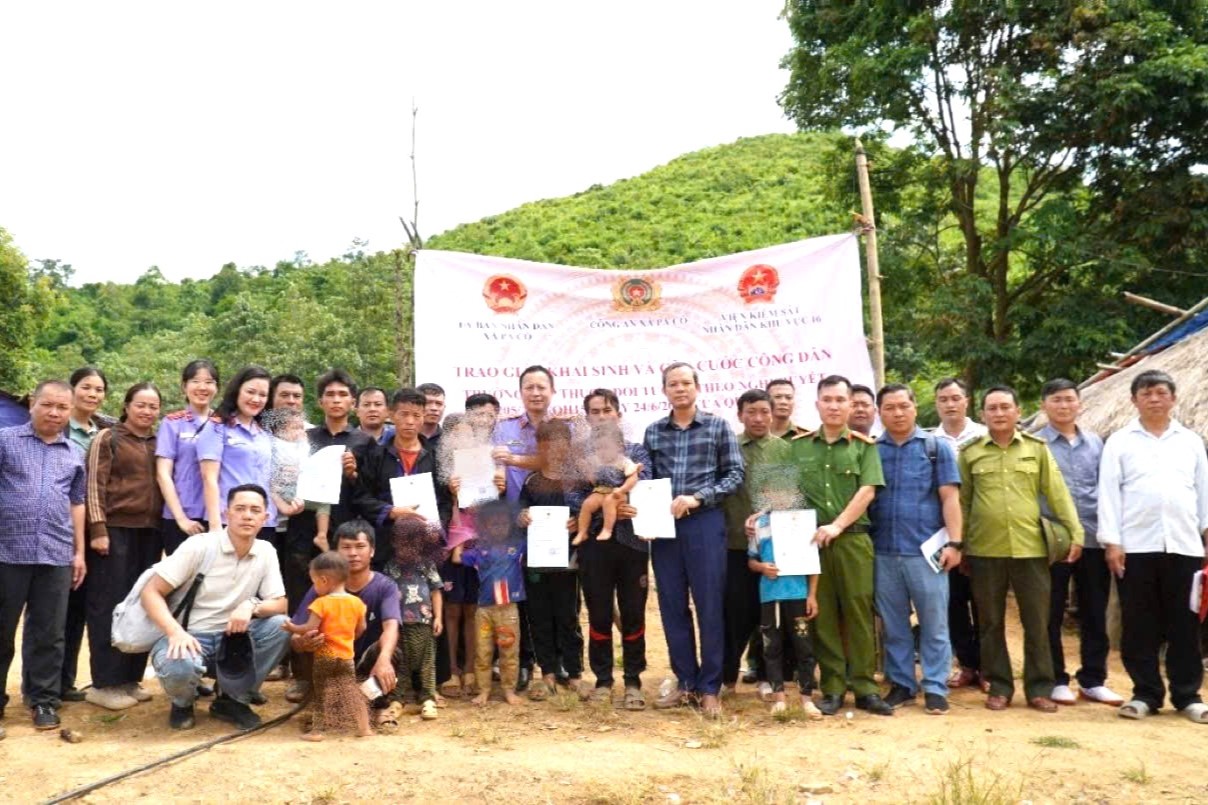 Gỡ “nút thắt” giấy tờ nhân thân, đưa Nghị quyết 205 đến vùng cao Pà Cò