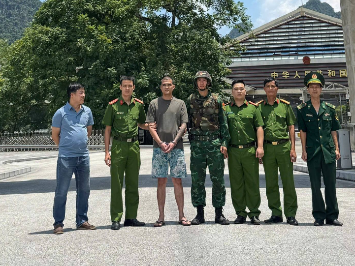 Bắt đối tượng truy nã nguy hiểm nhiều năm lẩn trốn ở nước ngoài