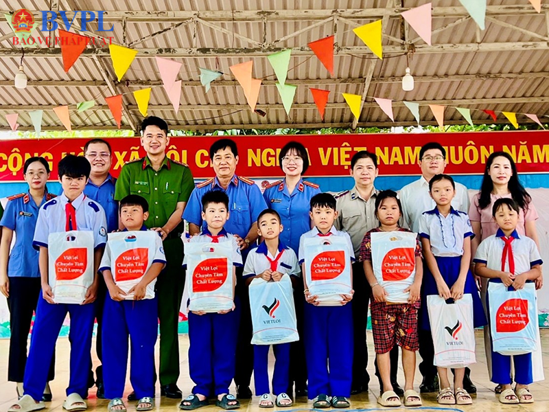 VKSND khu vực 13, tỉnh An Giang phối hợp trao quà “Tiếp bước đến trường”
