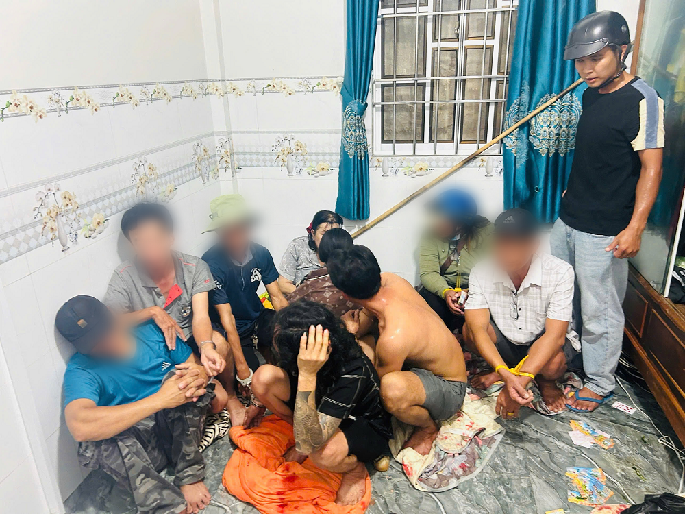 Đột kích “ổ” đánh bạc ăn tiền trong phòng kín ở Nhu Gia