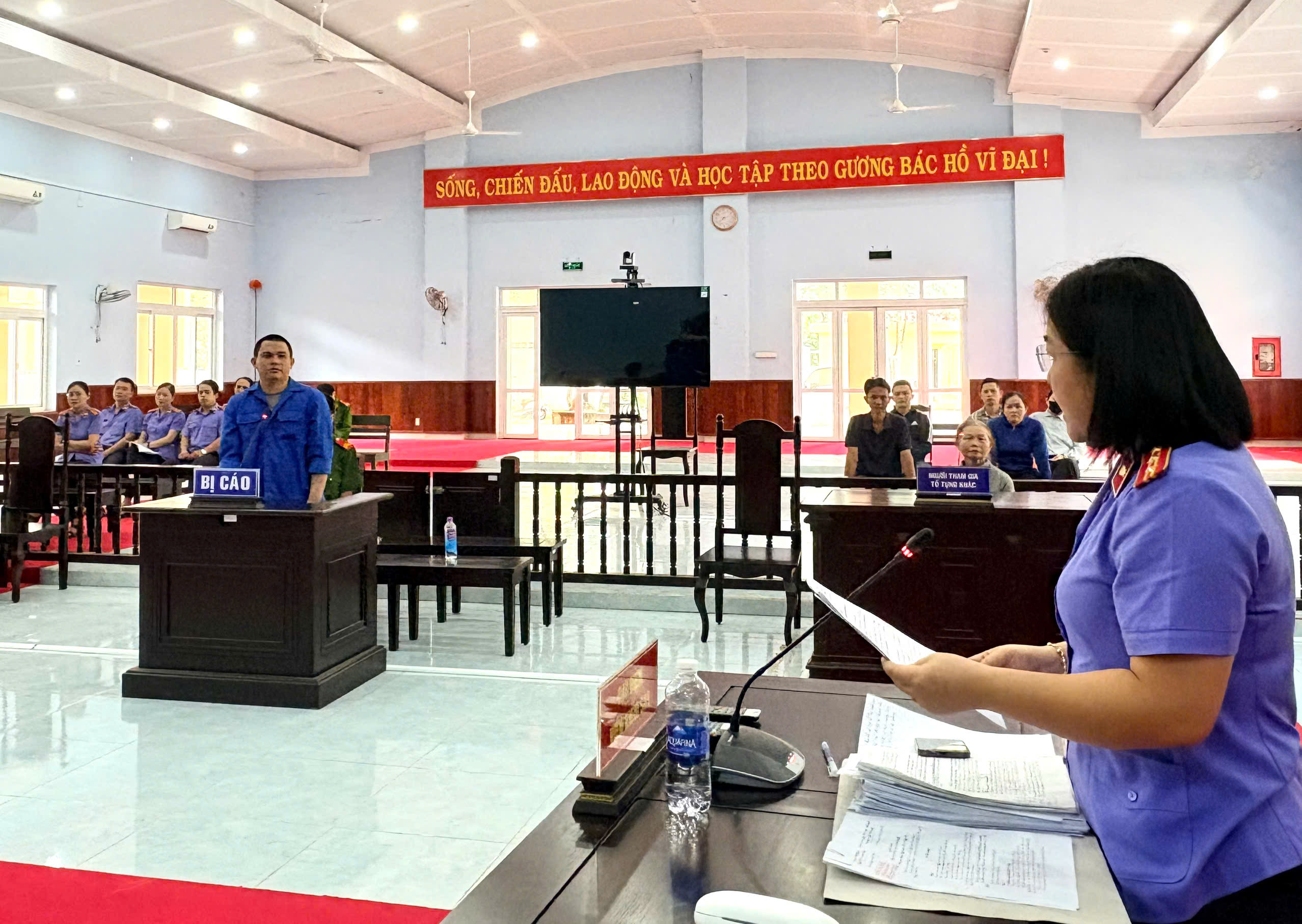 Lãnh án tù về 2 tội vì chém cán bộ Cảnh sát giao thông