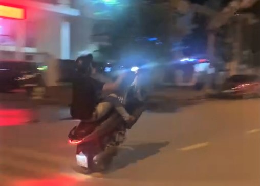 Bốc đầu xe trên đường, nam thanh niên bị xử lý