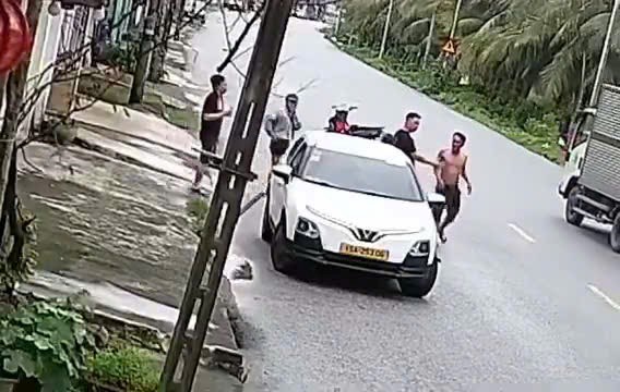 Người đàn ông có cồn trong người, chặn đầu xe đánh tài xế ô tô