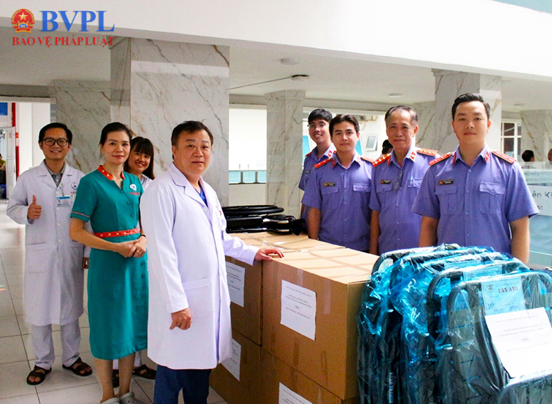 Phòng 2, VKSND TP Hồ Chí Minh trao tặng vật dụng y tế cho Bệnh viện Thống Nhất