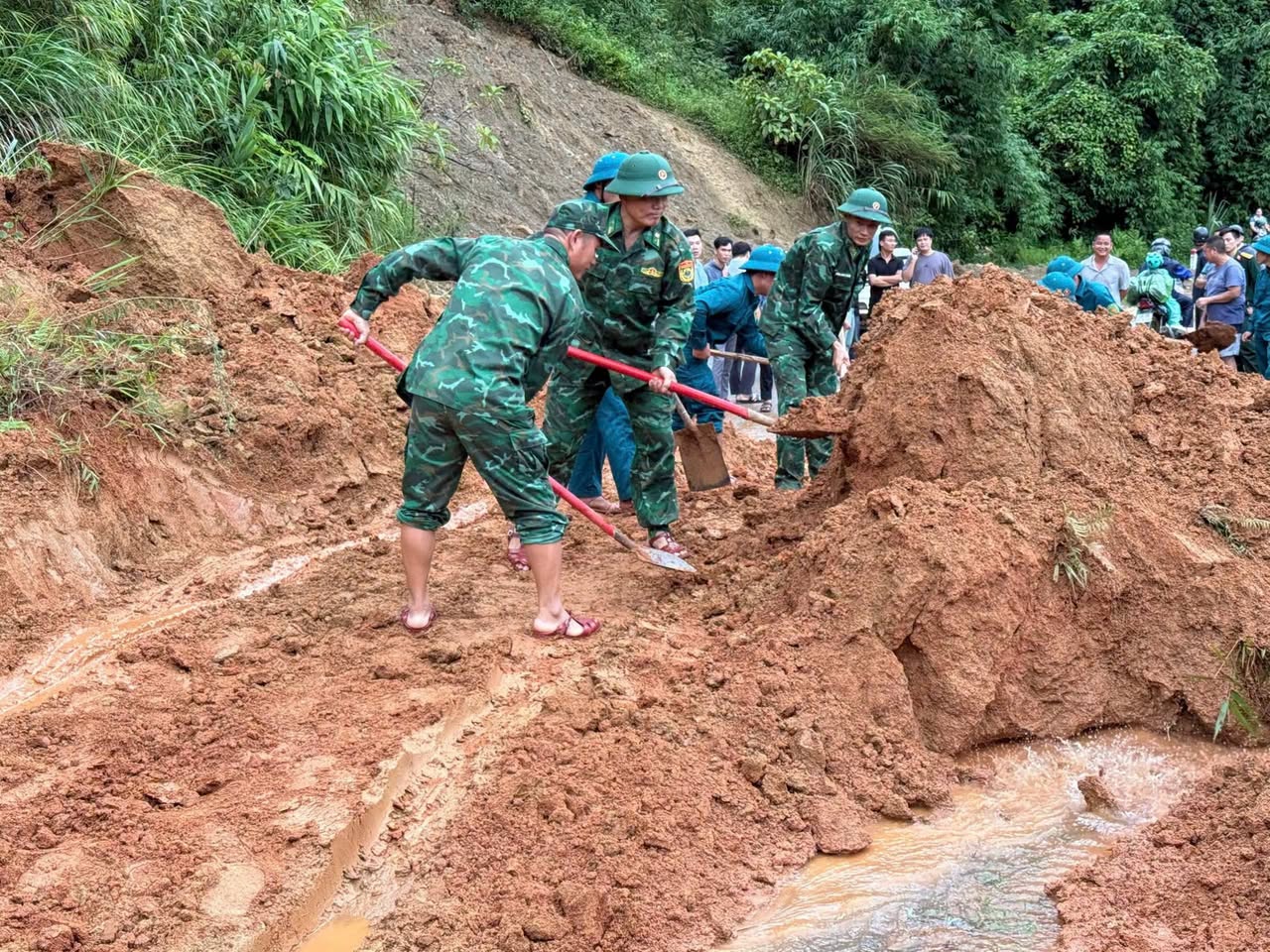 Bám địa bàn, sát cánh cùng Nhân dân ứng phó mưa lũ