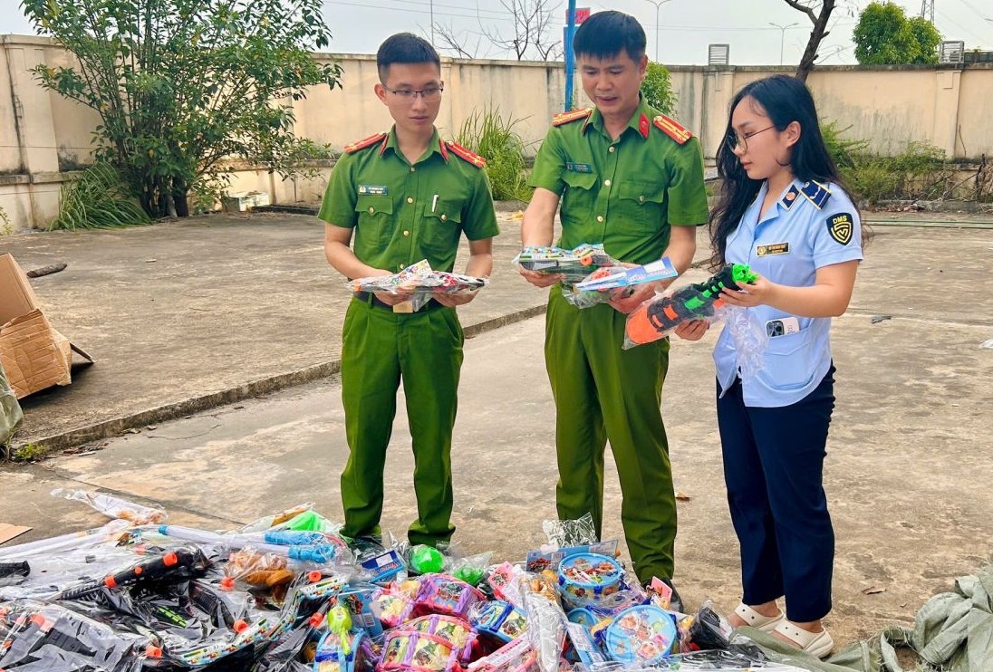 Gần 4 000 đồ chơi trẻ em không rõ nguồn gốc bị tiêu hủy