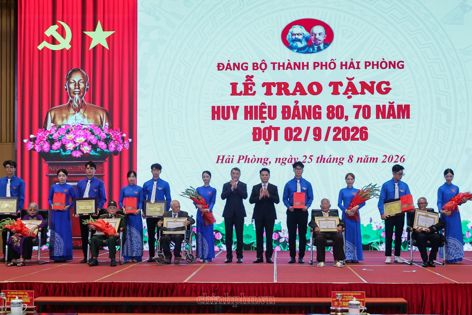 Thủ tướng Lê Minh Hưng trao Huy hiệu Đảng tặng các đảng viên lão thành