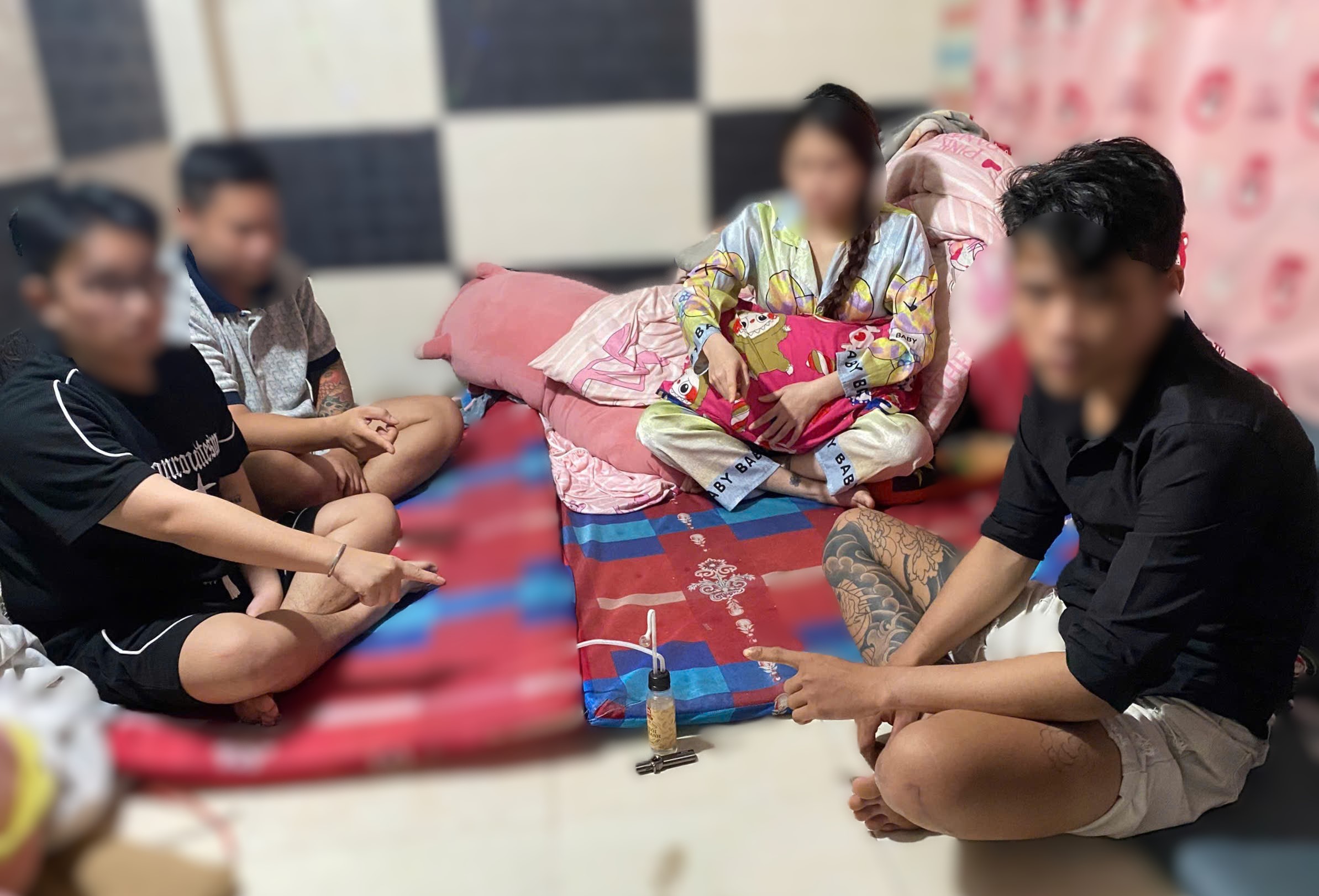 Bắt khẩn cấp 4 đối tượng “Tổ chức sử dụng trái phép chất ma túy”