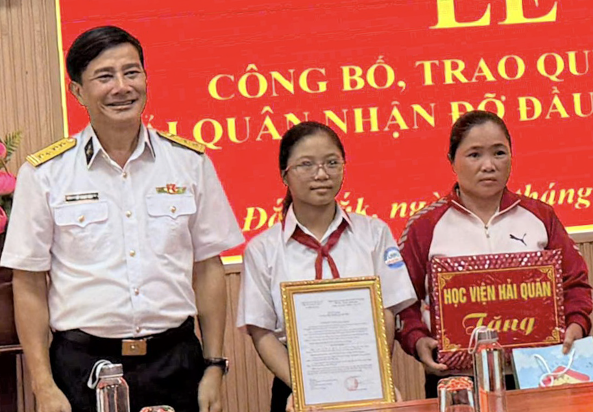Học viện Hải quân nhận đỡ đầu con ngư dân có hoàn cảnh khó khăn