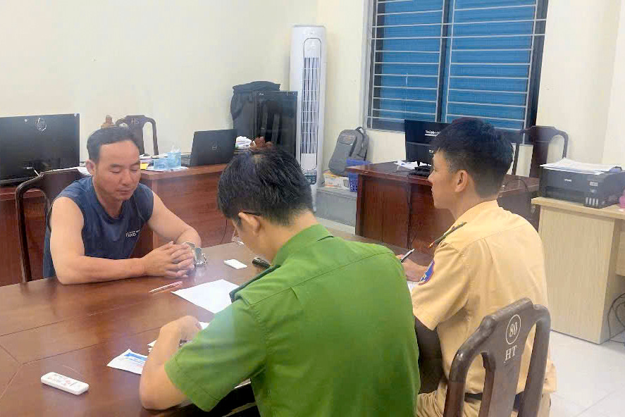 CSGT Công an TP Huế bắt đối tượng truy nã trên xe khách