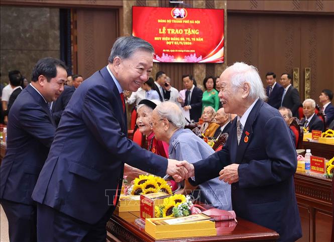 Tổng Bí thư, Chủ tịch nước Tô Lâm dự Lễ trao tặng Huy hiệu Đảng tại Đảng bộ thành phố Hà Nội