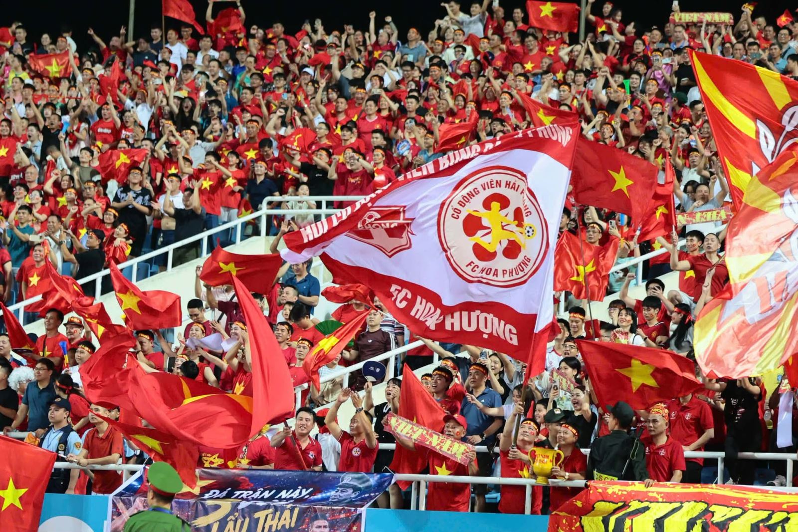 Hà Nội rực sắc đỏ trong đêm tuyển Việt Nam vô địch ASEAN Cup 2026