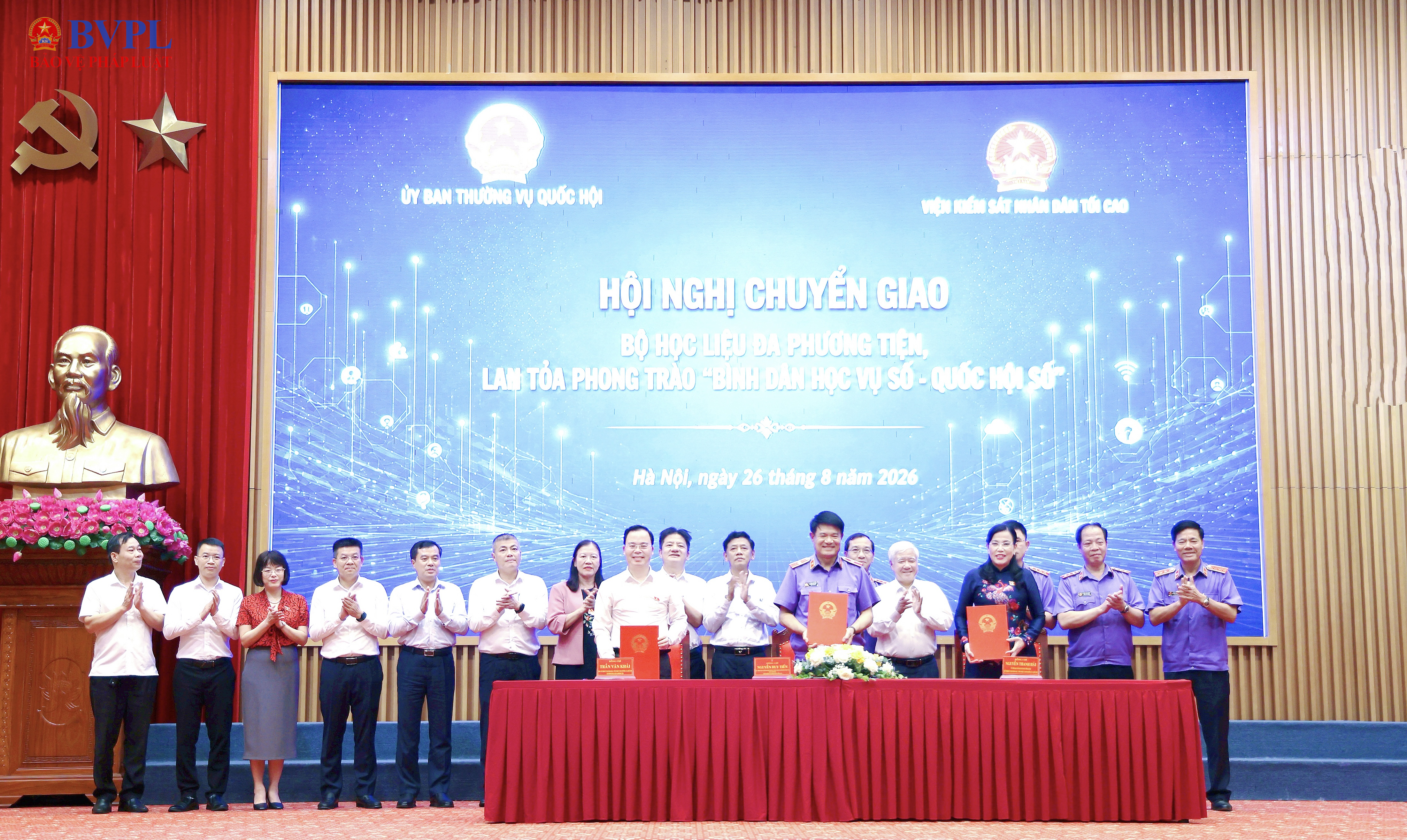 Chuyển giao Bộ học liệu đa phương tiện giữa Ủy ban Khoa học, Công nghệ và Môi trường của Quốc hội và VKSND tối cao