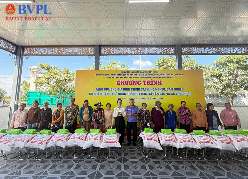 VKSND tỉnh Tây Ninh phối hợp tặng quà cho bà con có hoàn cảnh khó khăn