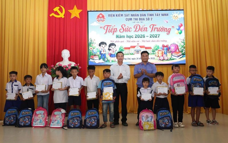 Cụm thi đua số 2 VKSND tỉnh Tây Ninh tổ chức chương trình “Tiếp sức đến trường”
