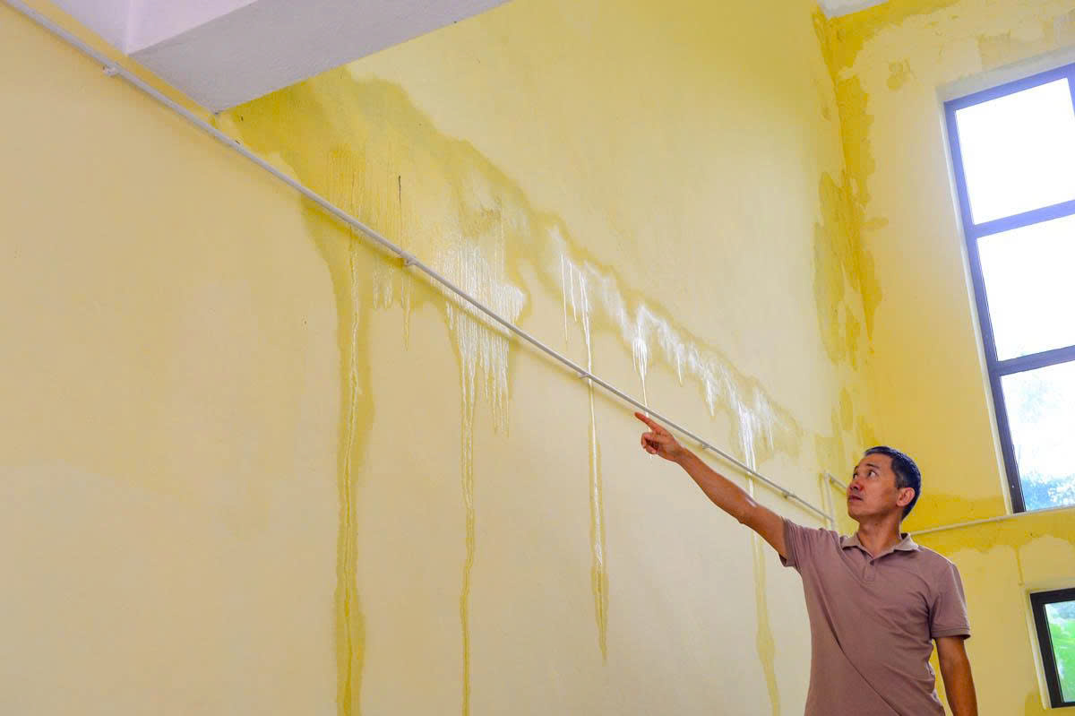 Trường tiểu học ở miền núi Thanh Hoá vừa đưa vào sử dụng đã nứt tường, ngấm dột