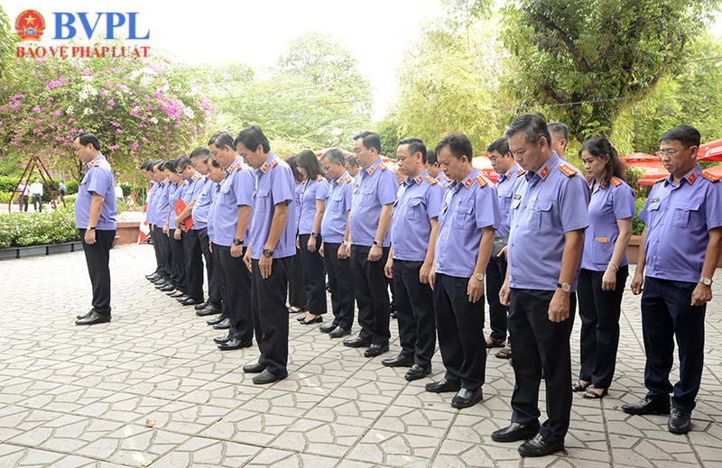 VKSND TP Hồ Chí Minh dâng hương tưởng niệm các Anh hùng liệt sĩ tại Công viên Lê Thị Riêng