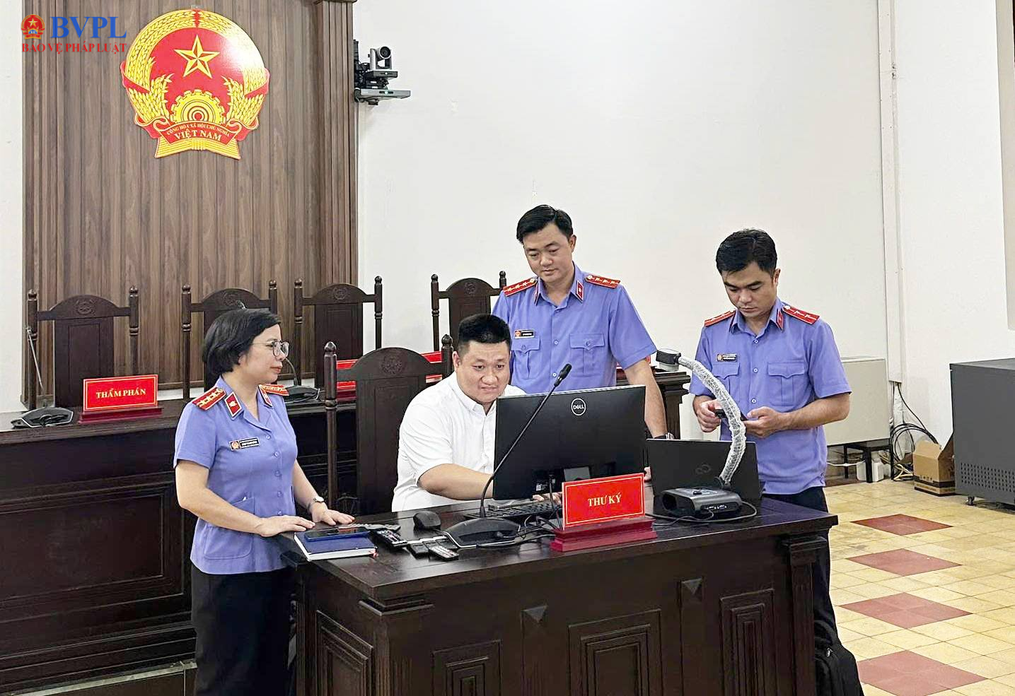 Những người thầm lặng sau kho  hồ sơ kiểm sát điện tử tại phiên tòa VN10