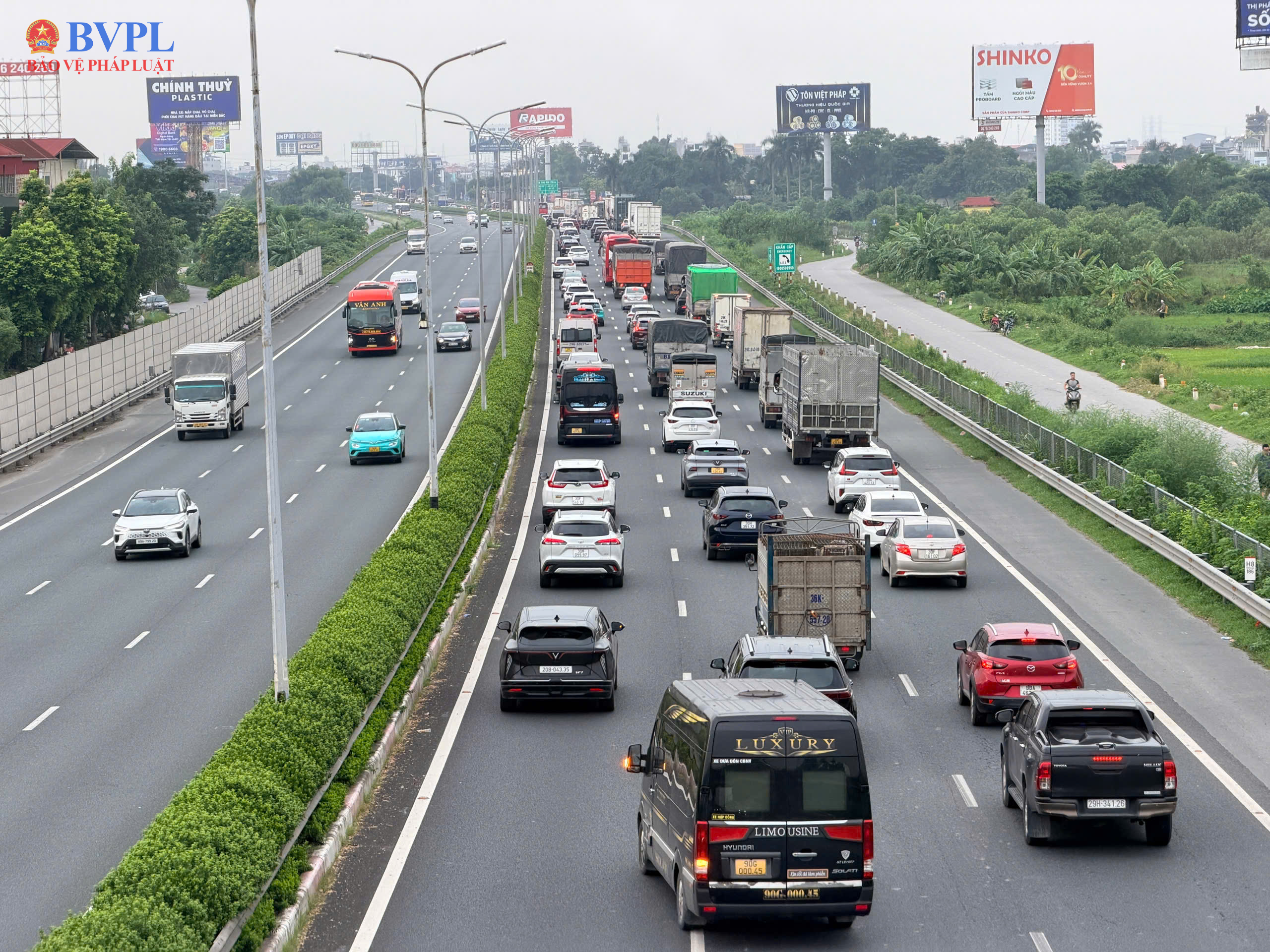 Cửa ngõ phía Nam Hà Nội đông nghẹt ô tô từ sáng sớm