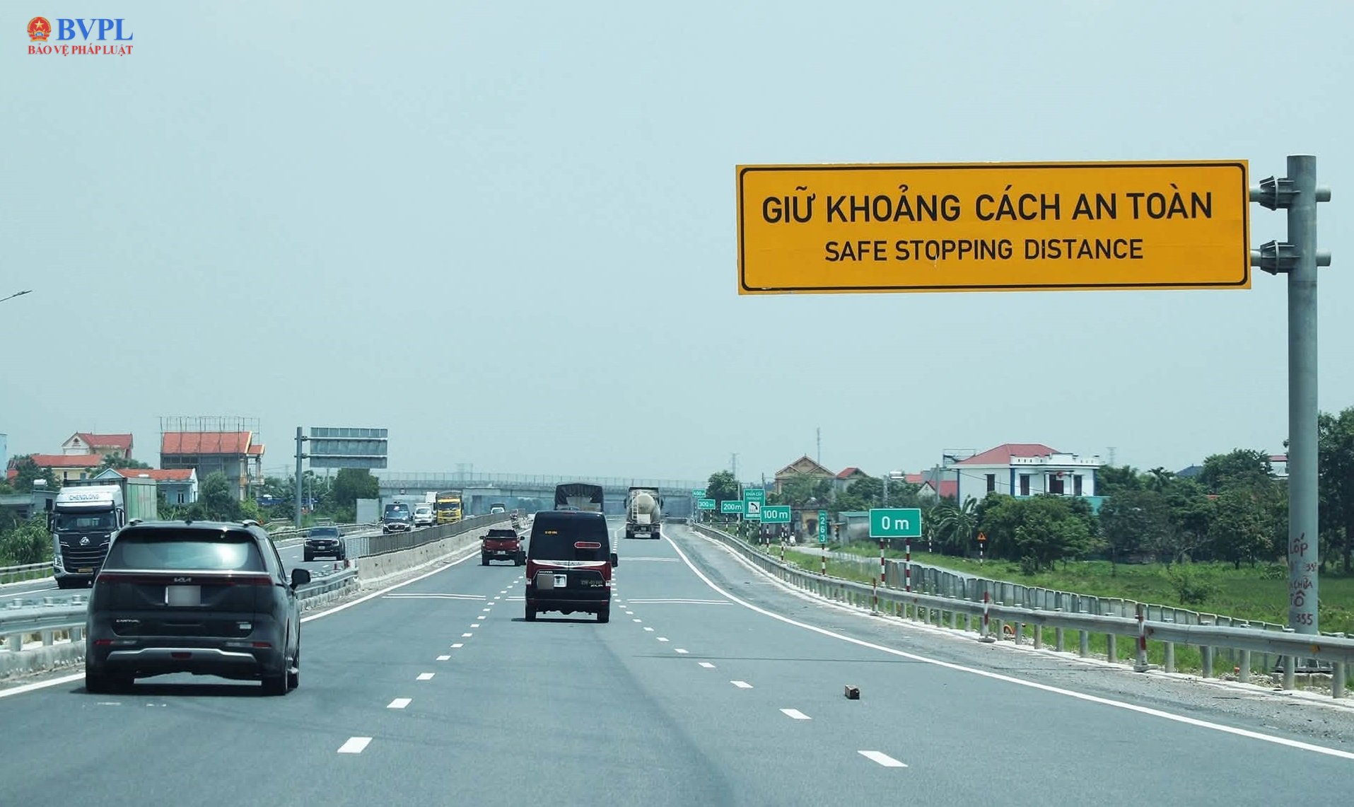 Tài xế giữ khoảng cách an toàn để tránh va chạm trên cao tốc
