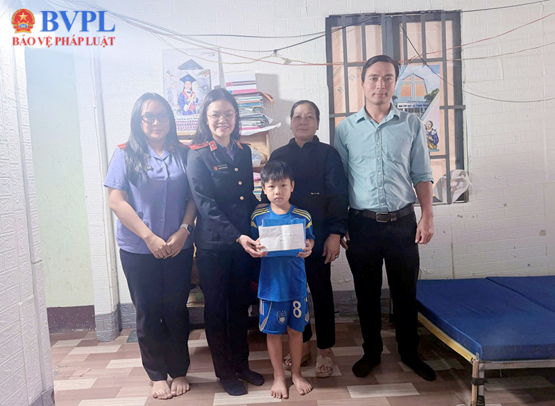 Chi đoàn VKSND khu vực 3, tỉnh Lâm Đồng tiếp sức học sinh khó khăn đến trường