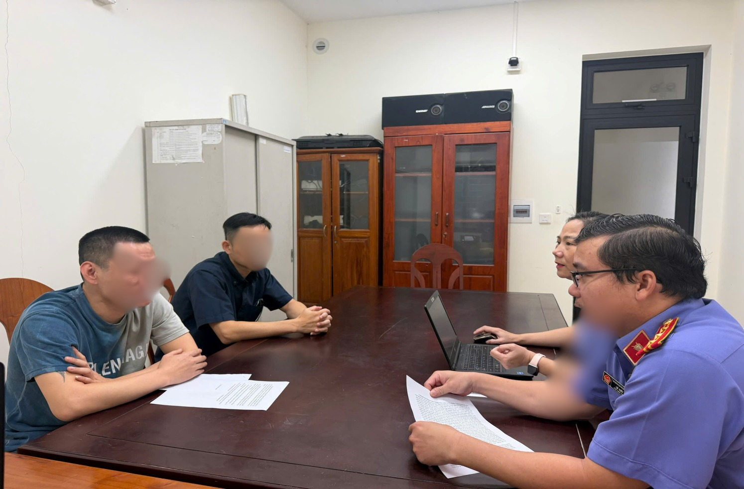 VKSND khu vực 2, TP Đà Nẵng tiếp nhận người phạm tội đang bị truy nã đến đầu thú