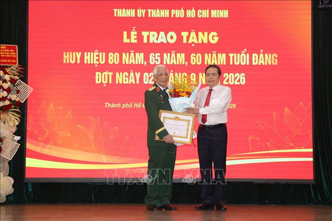 Chủ tịch Quốc hội trao Huy hiệu Đảng tặng các đồng chí lão thành cách mạng