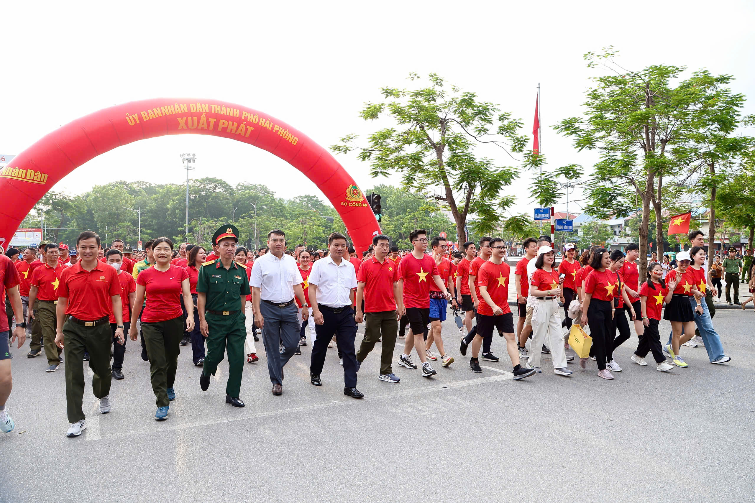 Hàng nghìn người tham gia đi bộ vì Việt Nam xanh tại Hải Phòng