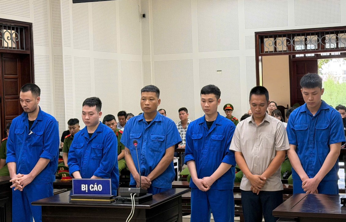 6 bị cáo lĩnh 79 năm tù vì chiếm đoạt, tiêu thụ “bạc dạng keo”