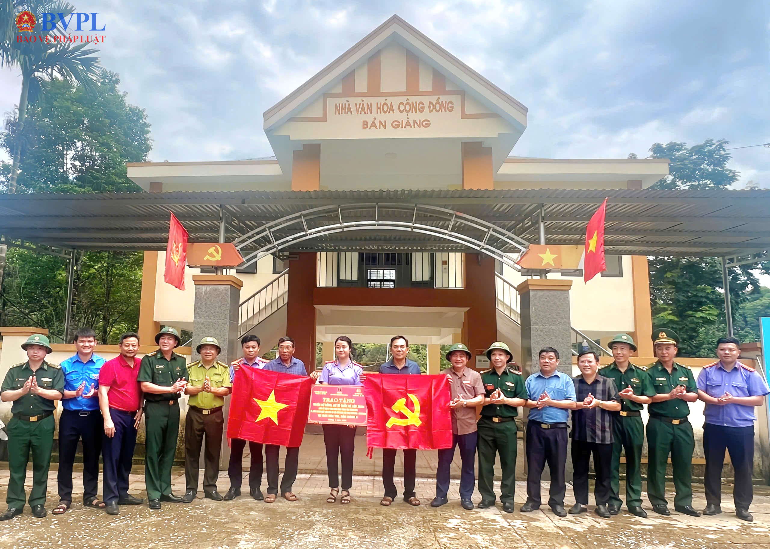 VKSND khu vực 4, tỉnh Hà Tĩnh trao tặng công trình tuyến cờ Đảng, cờ Tổ quốc