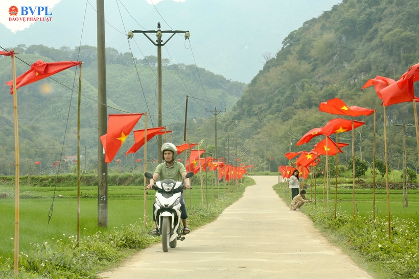 Miền núi xứ Thanh rực rỡ cờ đỏ sao vàng trước ngày hội lớn
