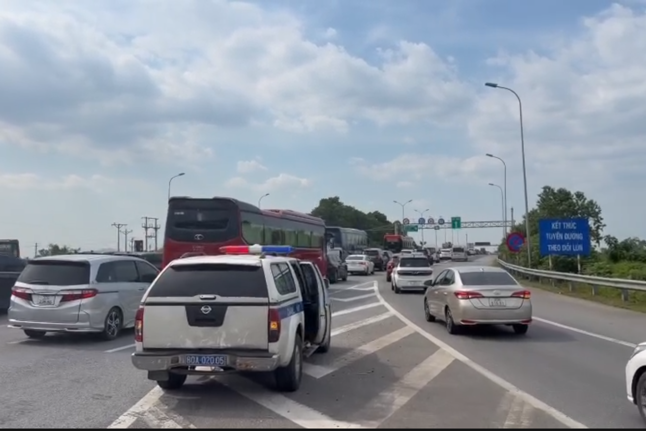 Cảnh sát giao thông cho xe đi ngược chiều trên cao tốc Cao Bồ - Pháp Vân do lưu lượng tăng cao