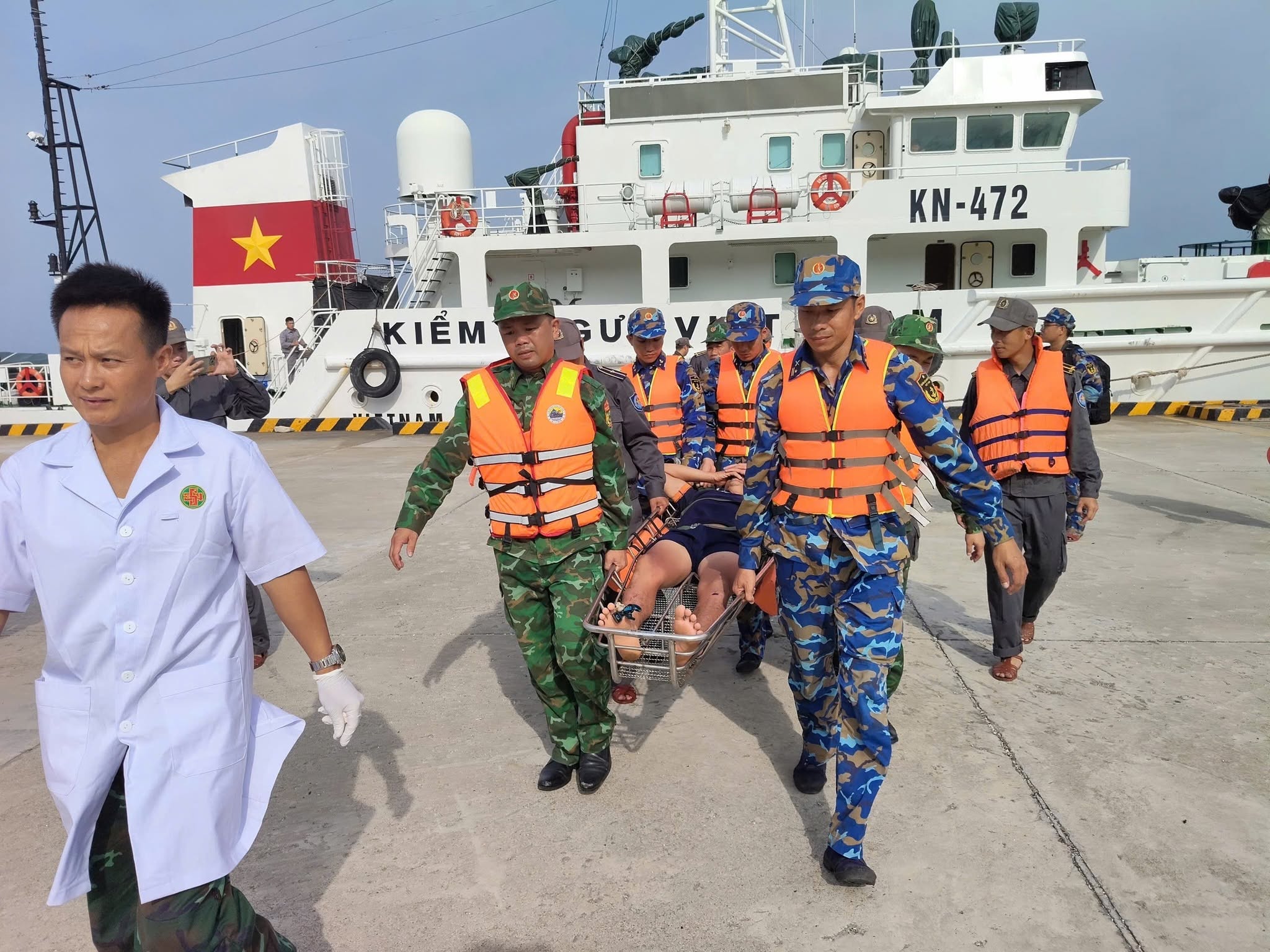 Tiếp nhận 32 ngư dân gặp nạn trên biển đưa về đất liền