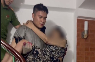 Kịp thời cứu 3 người mắc kẹt trong đám cháy nhà dân tại phường Ngọc Hà