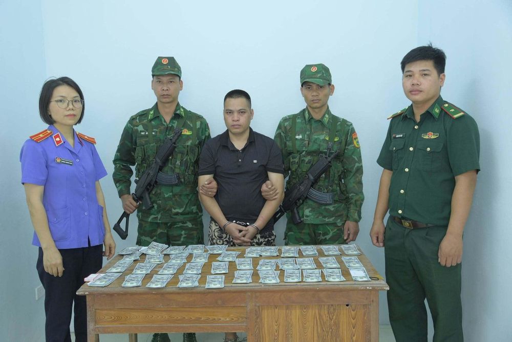 Bắt người vận chuyển gần 400 tờ 100 USD nghi tiền giả vào nội địa