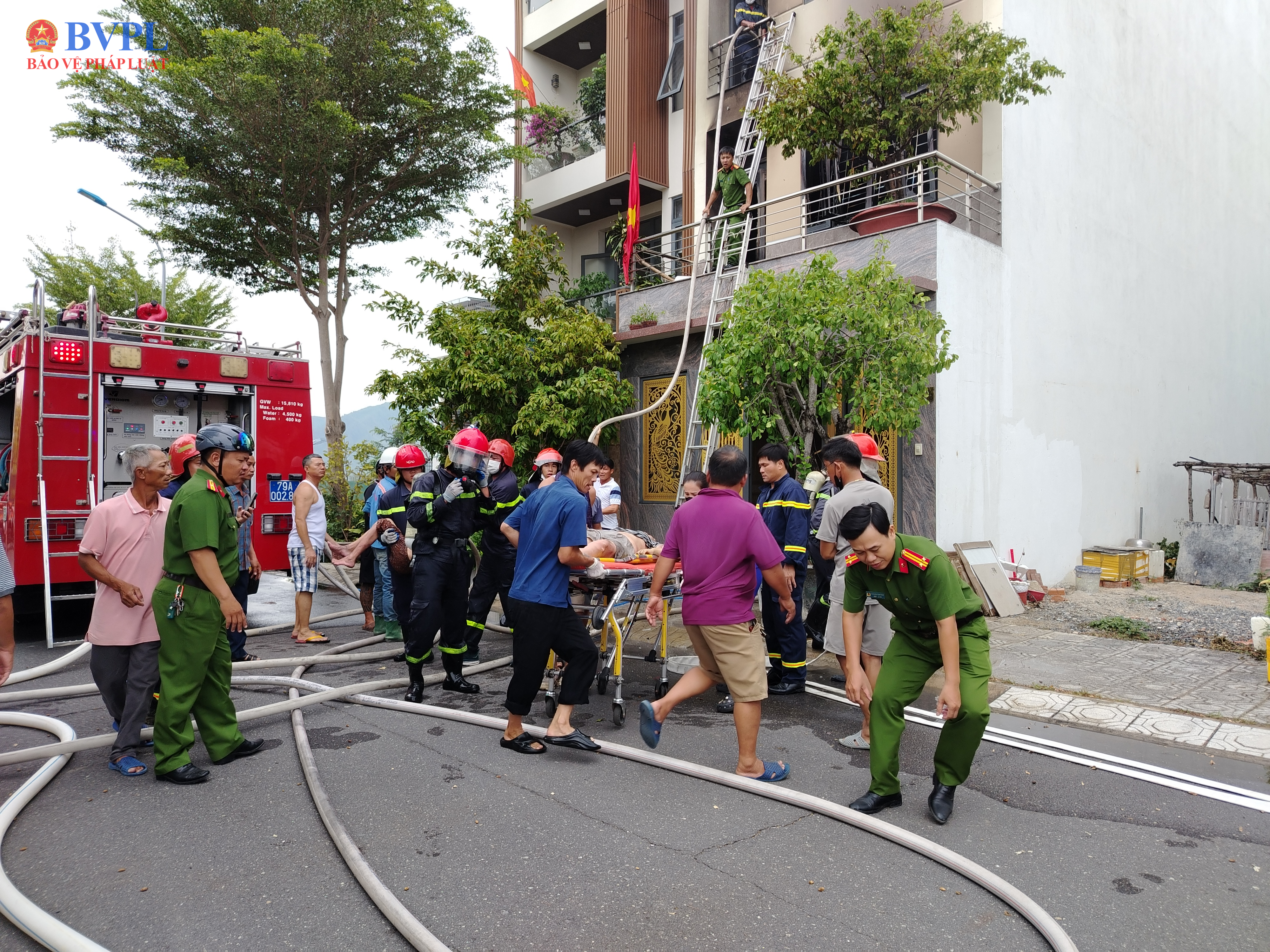 Cháy nhà 4 tầng, 2 nạn nhân bất tỉnh